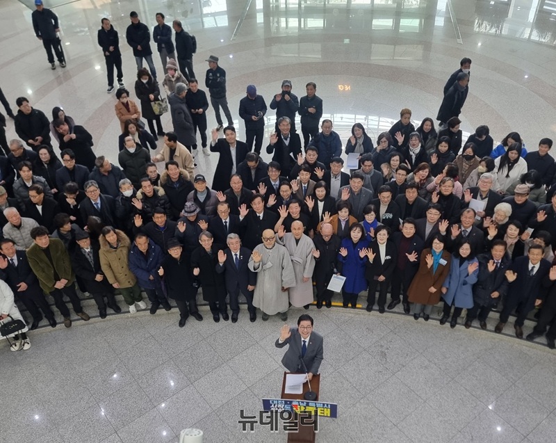 ▲ 장 의원은 “2026년 7월 1일 대전 충남특별시 출범과 동시에 행정·재정·산업·생활 전 분야를 단 한 치의 혼선도 없이 통합 설계하겠다”며 대전·충남 통합시장 출마를 선언했다.ⓒ김경태기자