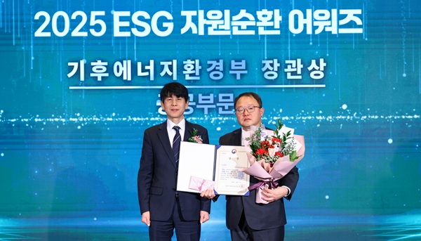 ▲ 왼쪽부터, 기후에너지환경부 안세창 기획조정실장, 건강보험심사평가원 김한정 안전경영실장.ⓒ심사평가원