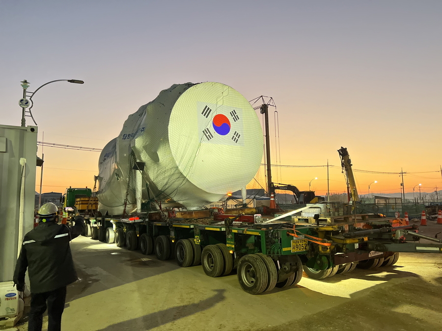 ▲ 12월 1일 국산 기술로 개발된 'K-가스터빈'이 설치를 위해 안동복합 2호기 발전소 건설현장에 도착했다. (사진=한국남부발전) ⓒ전성무 기자