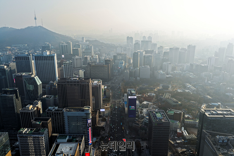 ▲ 서울 종로구에서 바라본 도심이 초미세먼지로 인해 뿌옇게 보이고 있다. ⓒ서성진 기자