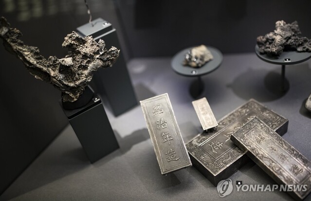 ▲ 은 원석과 은괴. 출처=EPAⓒ연합뉴스