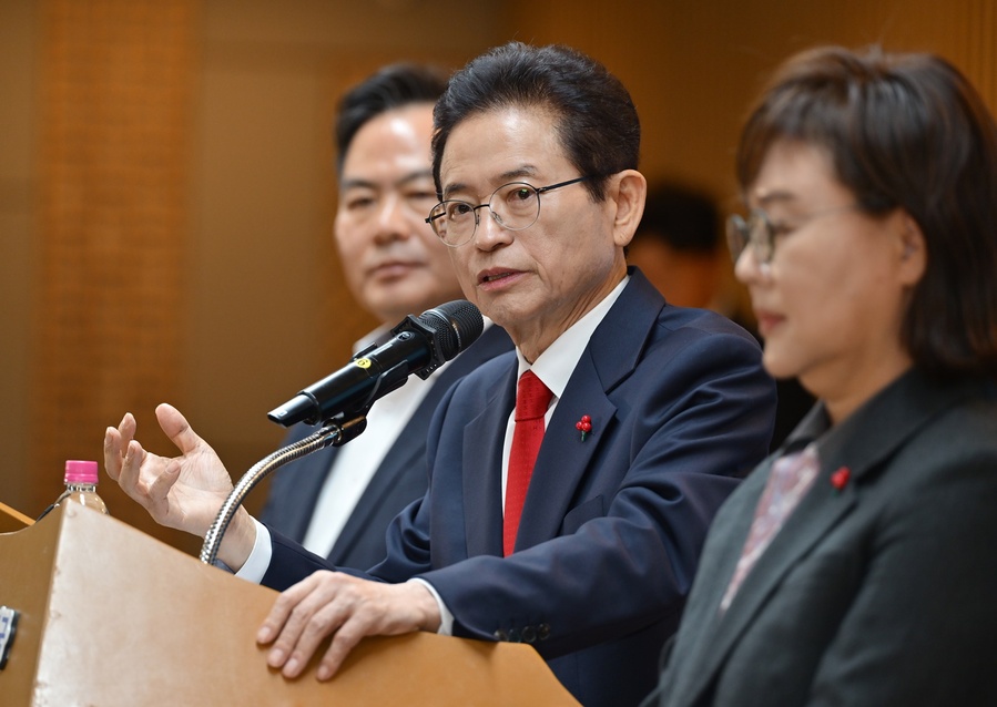 ▲ 이철우 경상북도지사는 29일 경북도청에서 ‘2025년 경상북도의 여정과 2026년 도정방향 설명회’를 열고, 2025년 한 해 동안의 7대 핵심 성과와 함께 2026년 경북도정 5대 운영 방향을 설명하고 있다.ⓒ경북도