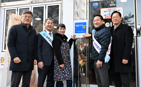 ▲ 유정복(오른쪽 두번째) 인천시장이 지난 1일 연수구 현이네 김밥집에서 착한가격업소 현판 전달식을 하고 있다. ⓒ인천시 제공