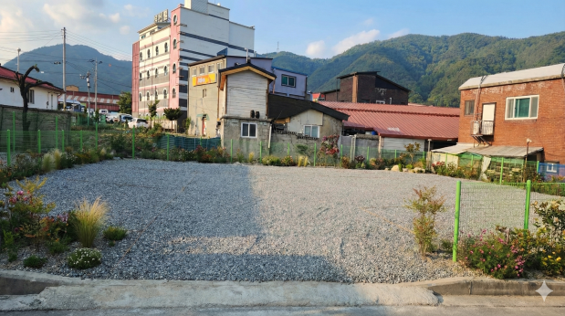 ▲ 태백시가 상권 이용객 증가로 주차 수요가 집중되는 먹거리길 일원의 주차난 해소를 위해 '공한지 이웃나눔 주차장' 조성을 완료하고, 중장기 대책으로 '먹거리길 공영주차장(80면) 조성사업'을 추진한다. ⓒ태백시