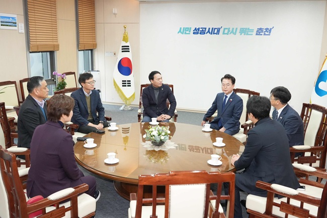 ▲ 육동한 춘천시장이 29일 후평동 송전선로 지중화 문제 해결을 위해 박기영 도의원, 김보건 시의원, 공동대책위원회가 함께하는 논의 자리를 마련했다. ⓒ춘천시