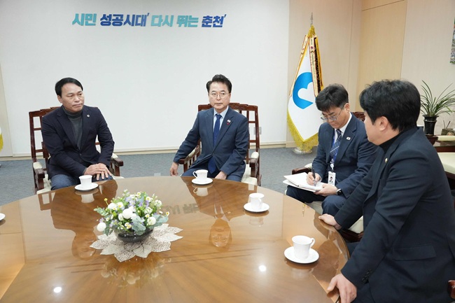 ▲ 육동한 춘천시장이 29일 후평동 송전선로 지중화 문제 해결을 위해 박기영 도의원, 김보건 시의원, 공동대책위원회가 함께하는 논의 자리를 마련했다. ⓒ춘천시