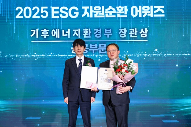 ▲ 사진 왼쪽부터 기후에너지환경부 안세창 기획조정실장, 건강보험심사평가원 김한정 안전경영실장. ⓒ건강보험심사평가원