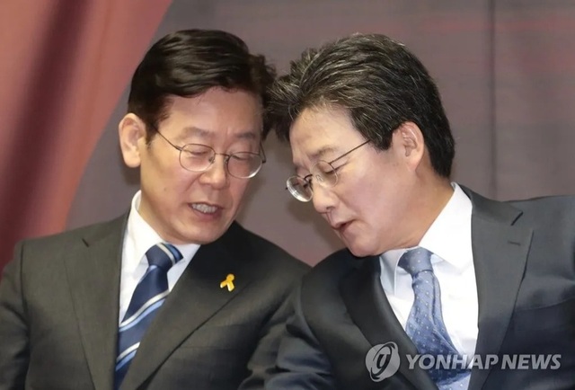 ▲ 2017년 3월 22일 당시 이재명 더불어민주당 대선주자와 유승민 바른정당 대선주자가 서울 잠실학생체육관에서 열린 한국노총 대표자 대회 '응답하라 대선후보'에서 대화를 나누고 있다. ⓒ연합뉴스