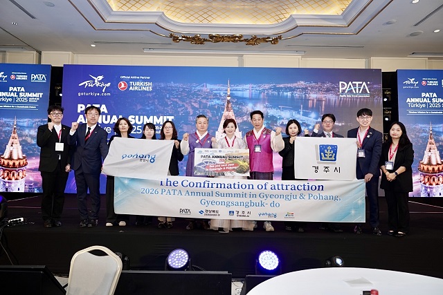 ▲ 김남일(왼쪽 여덟 번째) 사장이 PATA 2026 연차총회 유치 확정을 기념해 관계자들과 단체사진을 촬영하고 있다.ⓒ경북관광공사