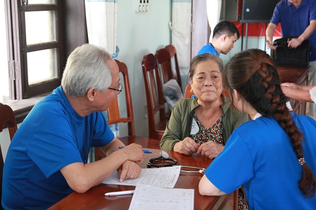 ▲ 세명기독병원 통합면역센터 심재철 센터장이 지난 10월 20일부터 닷새간 ‘제23차 베트남 의료봉사 활동’ 현장에서 주민을 진료하고 있다.ⓒ세명기독병원