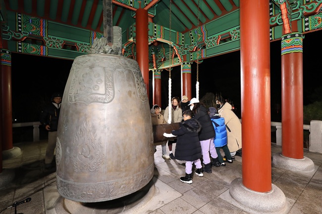 ▲ 지난해 열린 제야의 종 타종행사 모습. ⓒ인제군