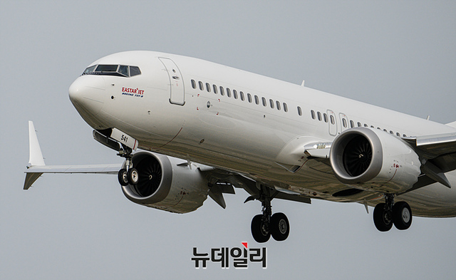 ▲ 이스타항공의 신규 항공기 보잉 737-8이 서울 강서구 김포국제공항에 착륙하고 있다. ⓒ서성진 기자