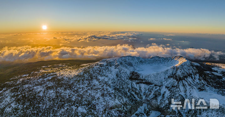 ▲ 올해 1월 1일 오전 제주 한라산에서 새해 첫 일출이 웅장하게 떠오르고 있다. ⓒ뉴시스