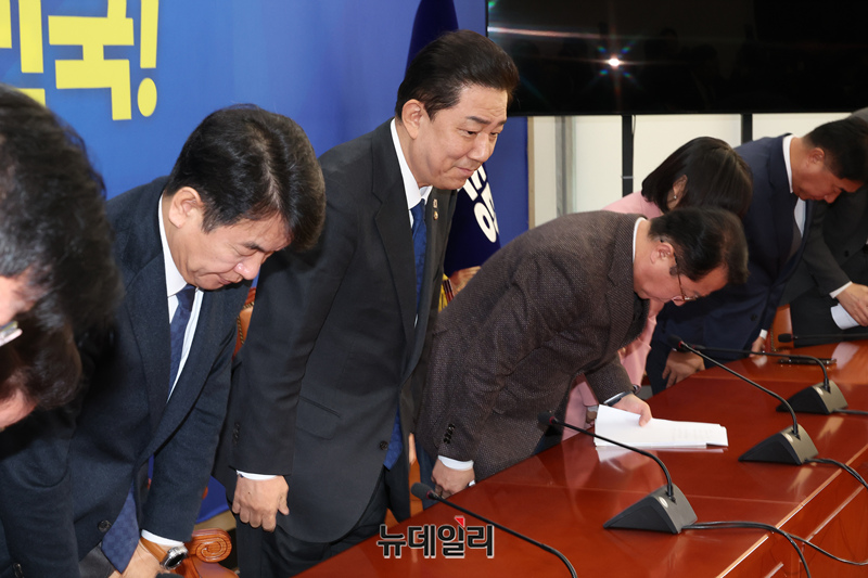 ▲ 김병기 더불어민주당 원내대표가 30일 오전 국회에서 열린 원내대책회의에 원내대표 사퇴 의사를 밝힌 후 떠나고 있다. ⓒ이종현 기자