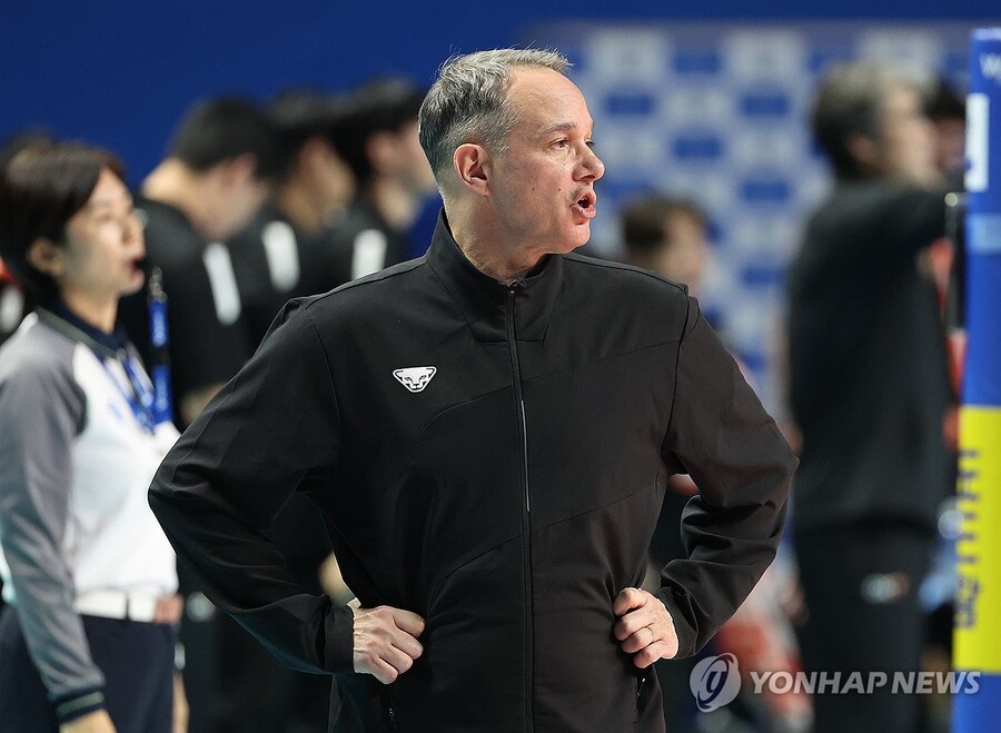 ▲ 파에스 감독이 남자 프로배구 우리카드 사령탑에서 내려왔다.ⓒ연합뉴스 제공