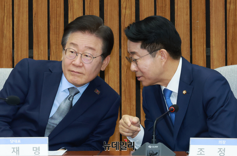 ▲ 이재명 대통령이 더불어민주당 당대표 시절이던 지난해 11월, 조정식 민주당 의원과 대화하고 있다. ⓒ이종현 기자