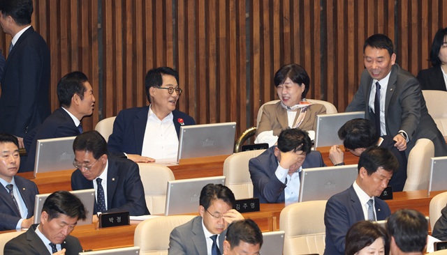 ▲ 정청래 더불어민주당 대표가 13일 오후 서울 여의도 국회에서 열린 본회의에 박지원 의원 등 국회 법제사법위원회 소속 의원들과 대화하고 있다. ⓒ뉴시스