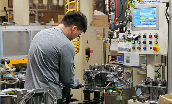 ▲ 노코리아자동차 부산공장에서 한 작업자가 엔진을 조립하고 있다. ⓒ뉴시스