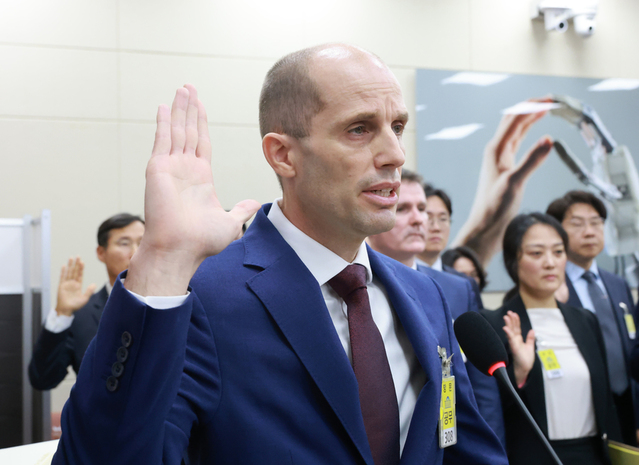 ▲ 30일 서울 여의도 국회에서 열린 쿠팡 침해사고 및 개인정보 유출, 불공정 거래, 노동환경 실태 파악과 재발 방지 대책 마련을 위한 청문회에서 해롤드 로저스 쿠팡 대표이사가 선서하고 있다. ⓒ연합뉴스