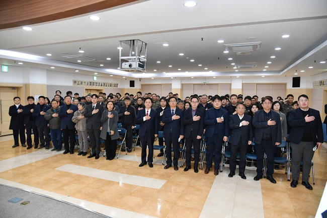 ▲ 2025년 화천군 연말 지역사회 발전 유공자 표창 수여식이 30일 군청에서 최문순 군수를 비롯해 공무원, 기관사회단체 회원, 군장병 등이 참석한 가운데 열렸다. ⓒ화천군