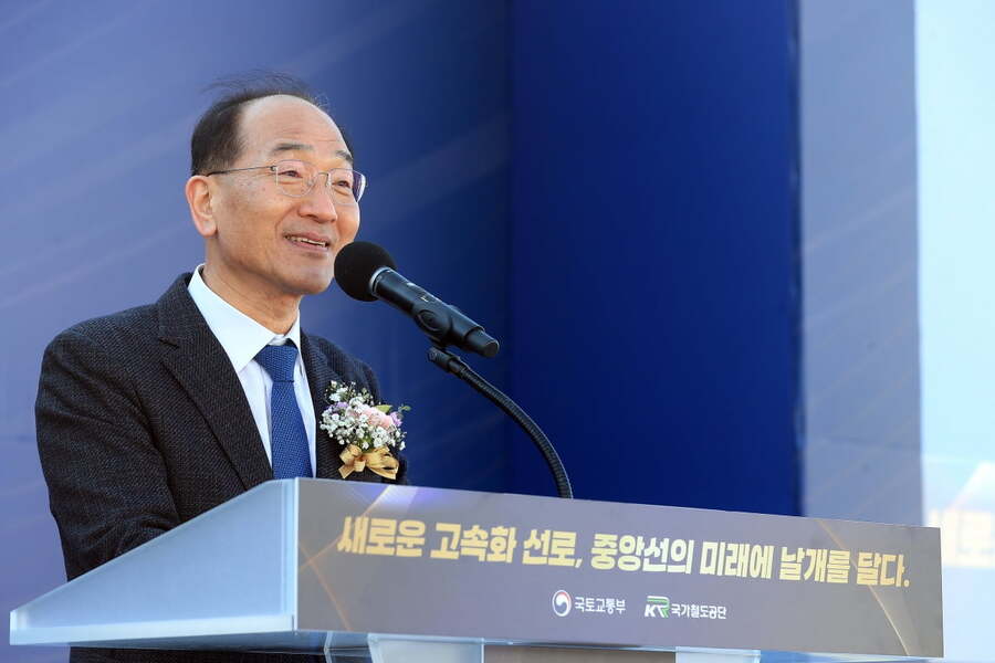 ▲ 이성해 국가철도공단 이사장이 30일 영천역에서 열린 중앙선 안동~북영천 고속화 개통식에서 기념사를 하고 있다. ⓒ국가철도공단