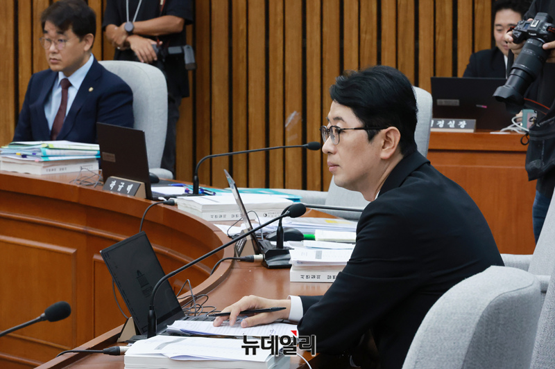 ▲ 주진우 국민의힘 의원이 6월 25일 오전 국회에서 열린 국무총리 후보자 임명동의안 심사를 위한 인사청문회에서 김민석 당시 총리 후보자를 바라보고 있다. 2025.06.25. ⓒ이종현 기자