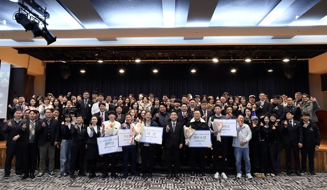 ▲ 강원랜드가 지난 29일 하이원 컨벤션호텔 그랜드볼룸에서 봉사활동의 우수성과를 발굴·공유하고 자원봉사 문화 확산에 기여하기 위해 '2025년 봉사활동 성과공유회'를 개최했다. ⓒ강원랜드