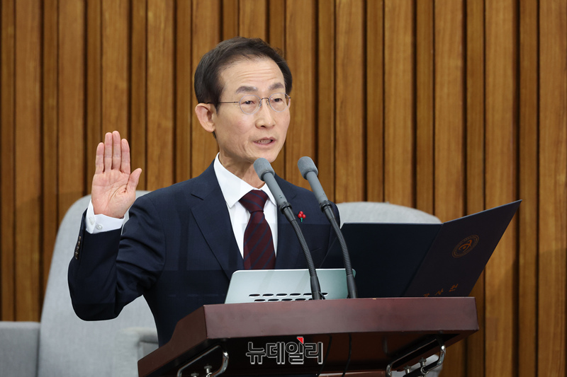 ▲ 김호철 감사원장 후보자가 29일 오전 국회에서 열린 인사청문회에서 선서를 하고 있다. ⓒ이종현 기자