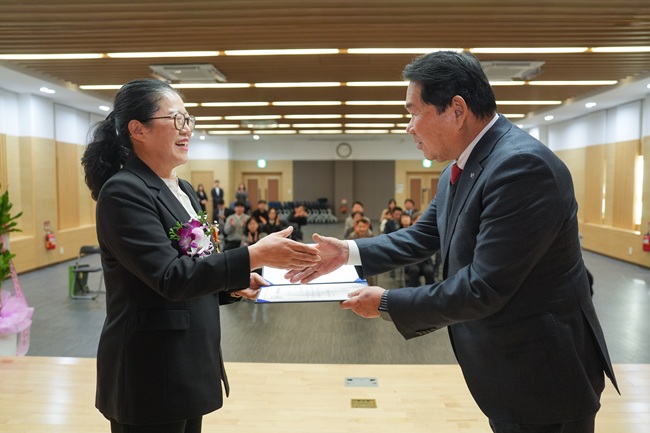 ▲ 강원특별자치도교육청이 30일 도교육청 2층 대회의실에서 퇴직 지방공무원 훈·포장 전수식을 개최했다. ⓒ강원특별자치도교육청