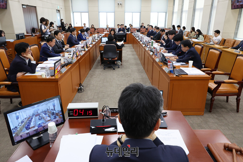 ▲ 행정안전위원회 전체회의에서 지난 9월 22일 오전 국회에서 열린 가운데 검찰청 폐지와 경제부처 개편 등을 뼈대로 한 정부조직법 개정안을 논의하고 있다. ⓒ이종현 기자