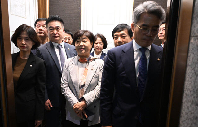 ▲ 추미애 국회 법제사법위원회 위원장을 비롯한 더불어민주당과 조국혁신당 의원들이 15일 오전 서울 서초구 대법원에서 열린 대법원 법원행정처에 대한 국정감사에서 이재명 대통령의 공직선거법위반 사건 파기환송 과정 현장 검증을 하기 위해 이동하고 있다. ⓒ뉴시스