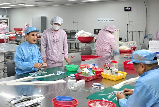 ▲ 김진태 강원특별자치도지사가 30일 원주 기업도시 내 의료기기 생산공장을 방문해 12월 '도민 속으로' 현장 행보를 이어갔다. ⓒ강원특별자치도