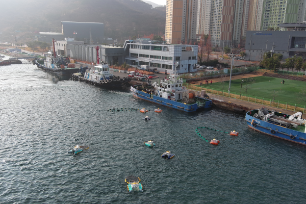 ▲ 해양환경공단이 추진 중인 인공지능(AI) 영상 분석 기술을 기반으로 한 'AI 수상로봇·드론 연계 원격순찰' 사업. ⓒ해양환경공단