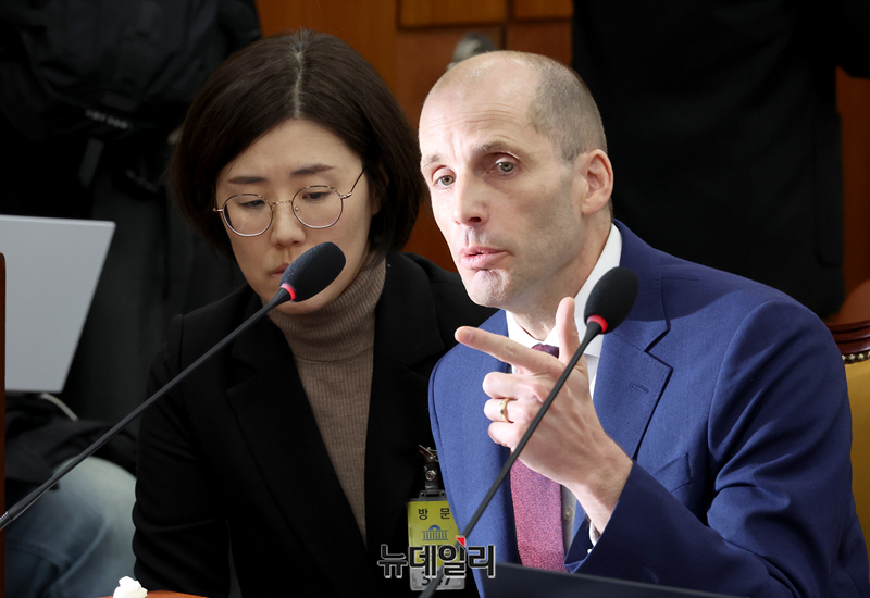 ▲ 해롤드 로저스 쿠팡 대표이사가 30일 오전 국회에서 열린 쿠팡 침해사고 및 개인정보 유출, 불공정 거래, 노동환경 실태 파악과 재발방지 대책 마련을 위한 연석 청문회에서 의원들의 질문에 답하고 있다. ⓒ이종현 기자