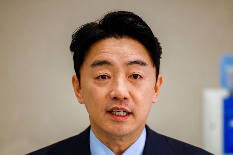 ▲ 전략경제협력 대통령 특사 자격으로 폴란드를 방문한 강훈식 대통령 비서실장이 30일 인천국제공항 제2터미널로 귀국하며 입장을 밝히고 있다. ⓒ뉴시스