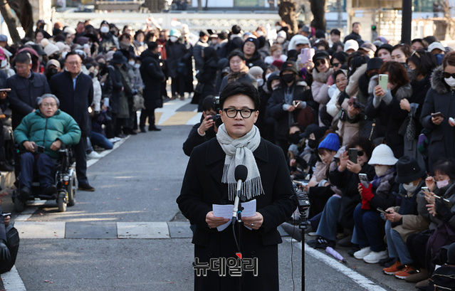 ▲ 한동훈 전 국민의힘 대표가 3일 오후 국회도서관 입구에서 열린 12.3 비상계엄 1주년 관련 기자회견에서 사과하고 있다. ⓒ이종현 기자