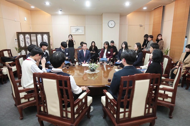 ▲ 춘천인재육성장학재단이 올 하반기 지역 중·고·대학생 249명에게 총 1억 6209만8000원의 장학금을 지원했다. ⓒ춘천시