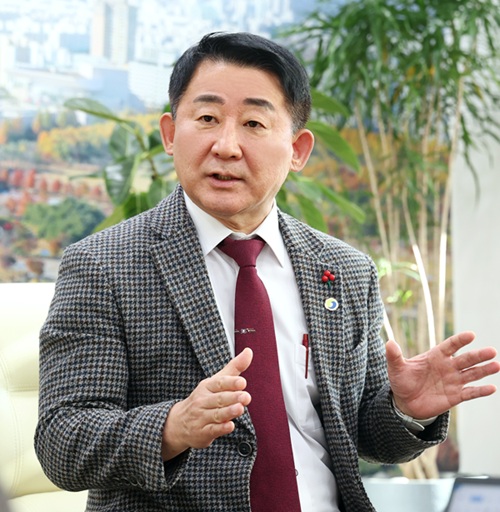 ▲ 30일 서철모 구청장은 본지와 만남을 통해 대전·충남 통합 특별시 체제에서 시·군·구의 재정·행정 권한 격상이 전제되지 않으면 “통합은 간판만 바뀌는 것에 불과하다”고 강조했다.ⓒ 서구