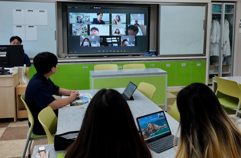 ▲ 경북교육청(교육감 임종식)은 30일, 2026학년도 초등 교육과정 공모사업 추진 계획을 발표하며 경북형 초등교육의 미래교육 추진을 본격화한다(경북-전남 온라인 공동수업 운영).ⓒ경북교육청