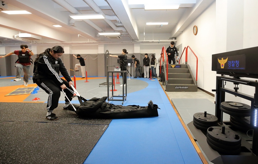 ▲ 계명대 경찰행정학과 학생들이 무도실습실에서 경찰공무원 체력검사 시험준비를 하고 있다.ⓒ계명대