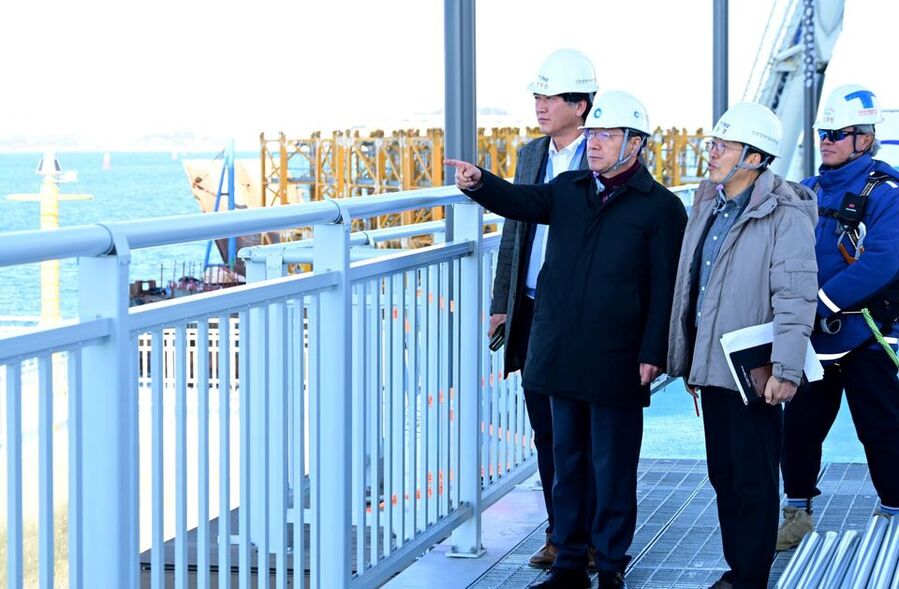 ▲ 유정복 인천시장이 30일 제3연륙교 건설현장을 찾아 친수공간 시설을 점검하고 있다.ⓒ 인천시 제공