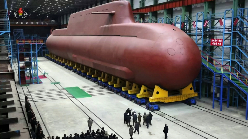 ▲ 북한 김정은이 지난 24일 8700t급 핵동력전략유도탄잠수함 건조사업을 현지지도 했다고 조선중앙TV가 25일 보도했다. ⓒ조선중앙TV 캡처/뉴시스