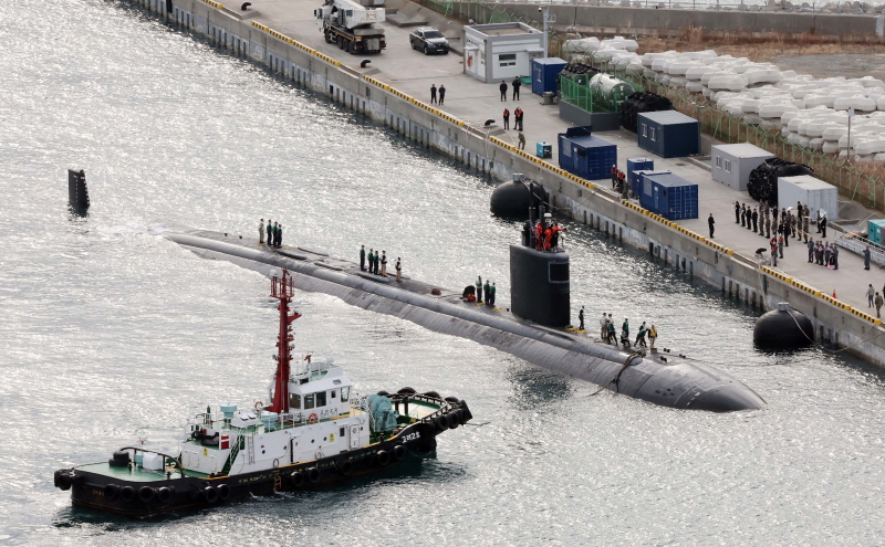 ▲ 미국 해군의 로스앤젤레스급(LA급) 공격형 핵추진 잠수함 '그린빌함'(SSN-772·6900t급)이 지난 23일 오전 부산 남구 해군작전사령부 부산작전기지에 입항하고 있다. 길이 110m, 폭 10m, 승조원 140여 명인 이 잠수함은 토마호크 순항미사일 및 12개의 수직발사시스템(VLS), MK48 어뢰 및 4개의 발사관 등을 갖추고 있다. ⓒ뉴시스