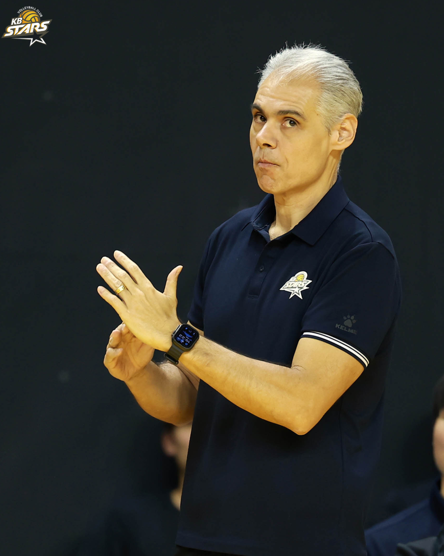 ▲ 레오나르도 카르발류 KB손해보험 감독이 지휘봉을 내려놓았다.ⓒKB손해보험 제공