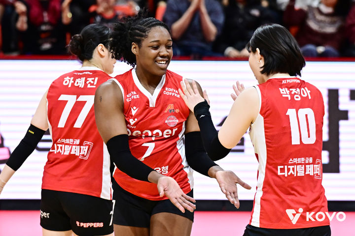 ▲ 조이가 32점을 폭발한 페퍼저축은행이 GS칼텍스를 꺾고 9연패의 늪에서 빠져 나왔다.ⓒKOVO 제공