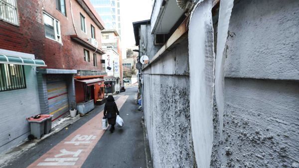 ▲ 서울 중구 동자동 쪽방촌에 고드름이 얼어 있다.ⓒ뉴시스