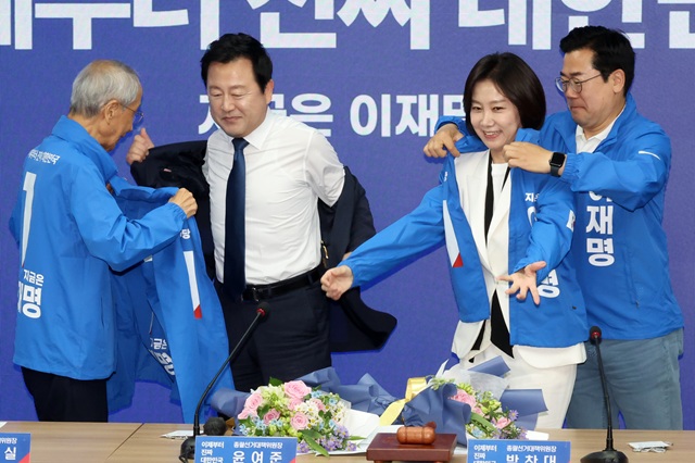 ▲ 지난 5월 대선 정국 당시 윤여준(왼쪽), 박찬대 더불어민주당 상임총괄선대위원장이 서울 여의도 민주당 중앙당사에서 열린 입당 환영식. 김용남(왼쪽 두 번째부터) 전 의원과 허은아 국민통합비서관이 민주당 선거운동복을 입고 있다. ⓒ뉴시스