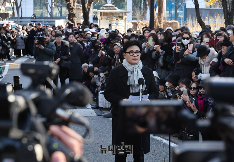 ▲ 한동훈 전 국민의힘 대표가 3일 오후 국회도서관 입구에서 열린 12.3 비상계엄 1주년 관련 기자회견에서 입장을 밝히고 있다. ⓒ정상윤 기자