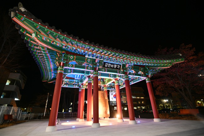 ▲ 화천군이 31일 밤 11시 30분 군청 청사 내에 조성된 '화천군민의 종각'에서 2025년을 마무리하는 제야의 종 타종행사를 개최한다. ⓒ화천군