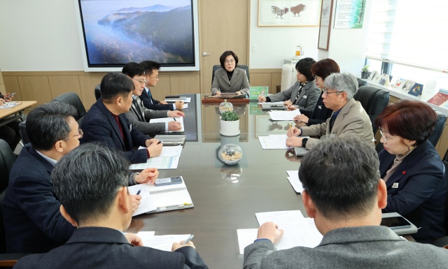 ▲ 예산관련회의를 주재하는 김보라 시장ⓒ안성시 제공